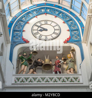 Orologio e rintocchi delle campane in Thorntons Arcade, Leeds. Foto Stock