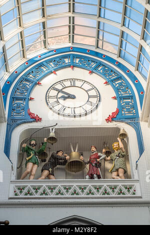 Orologio e rintocchi delle campane in Thorntons Arcade, Leeds. Foto Stock