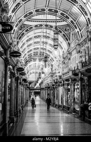 Gli amanti dello shopping nel quartiere di Victoria, Leeds, West Yorkshire, Inghilterra Foto Stock