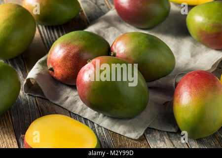 Materie Rosso Verde organico frutto di Mango pronto a mangiare Foto Stock