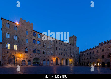 Palazzo Pretorio e Torre del Porcellino, Piazza dei Priori in un momento tranquillo della serata nella luce blu, Volterra, Pisa, Toscana, Italia Foto Stock