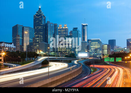 Sfocate luci auto sulla superstrada a downtown Atlanta, Georgia, Stati Uniti d'America Foto Stock