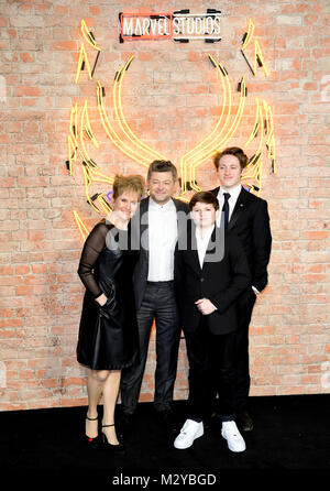 Andy Serkis (centro) sua moglie Lorraine Ashbourne e due dei loro bambini che frequentano il Black Panther Premiere europeo al Eventim Apollo Hammersmith London. Foto Stock