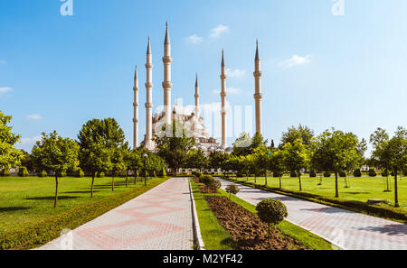 Vista estiva per la Turchia ad Adana Sabanci Moschea centrale Foto Stock