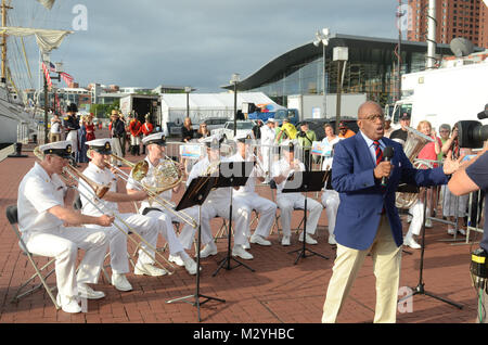 120614-N-HG258-140 BALTIMORE (14 giugno 2012) i membri dell'U.S. Navy banda cerimoniale eseguire musica patriottica dietro al Roker, diritto, durante il 'Wake up con Al' al Porto Interno di Baltimore, Md. Marina La band partecipa a Baltimora Navy settimana come parte della commemorazione del Bicentenario della guerra del 1812 luogo Giugno 11-19.La missione primaria della settimana della Marina Militare è quello di aumentare la consapevolezza della Marina al pubblico presentando la Marina militare per gli Americani che vivono nelle città che normalmente non hanno una significativa presenza navale. Marina di Baltimora settimana sarà vetrina la missione, capacità e Foto Stock