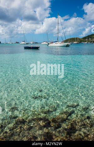 Barche a vela di ancoraggio in Port Elizabeth, Admirality bay, Bequia, Saint Vincent e Grenadine, Caraibi Foto Stock