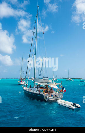 Barche a vela di ancoraggio in Tobago Cays, Saint Vincent e Grenadine, dei Caraibi Foto Stock