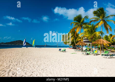 Da Palme spiaggia di sabbia bianca di Palm Island, Grenadine isole di Saint Vincent e Grenadine, dei Caraibi Foto Stock