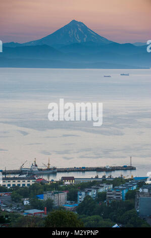 La baia Avacha vicino Petropavlovsk-Kamchatsky al tramonto, Kamchatka, Russia Foto Stock