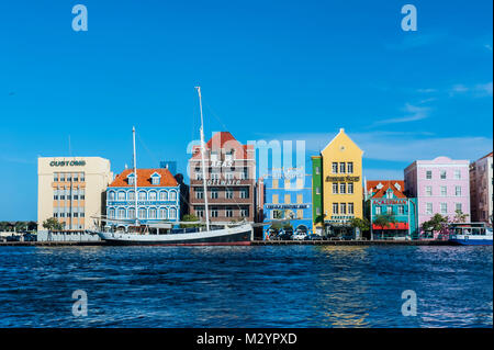 Le case olandesi a Sint Annabaai Wilemstad in città, capitale di Curacao, isole ABC, Antille olandesi, Caraibi Foto Stock