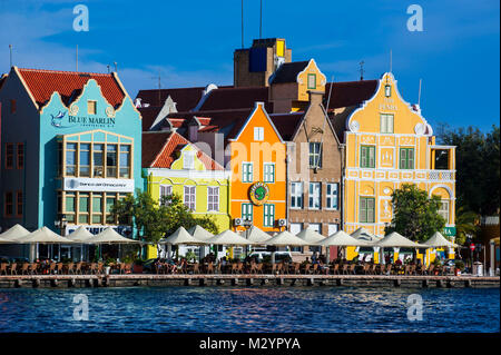 Le case olandesi a Sint Annabaai Wilemstad in città, capitale di Curacao, isole ABC, Antille olandesi, Caraibi Foto Stock