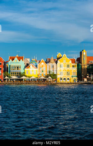 Le case olandesi a Sint Annabaai Wilemstad in città, capitale di Curacao, isole ABC, Antille olandesi, Caraibi Foto Stock