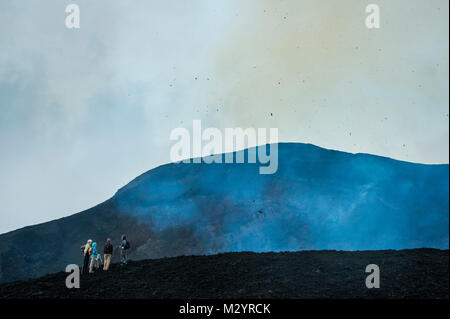 I turisti alla ricerca di una attiva eruzione di lava sul vulcano Tolbachik, Kamchatka, Russia Foto Stock