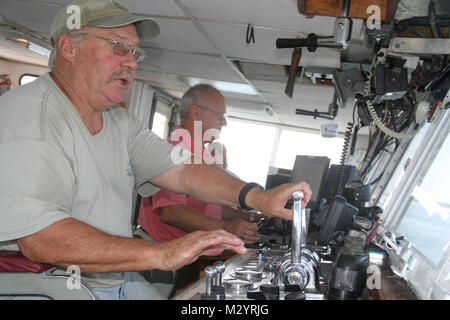 VIRGINIA BEACH, Va. -- Joe insipido, deck mano sull'Currituck, assiste il Capitano Donnie Potter per ottenere l'abilità dragare nave Currituck in corso fuori dalla Virginia Beach coast Luglio 19, 2012. Gli Stati Uniti Esercito di ingegneri dragare era fuori dalla Virginia costa da luglio 18-21, 2012 e dragati 7,515 iarde cubiche di shoaling nel canale federale di ingresso Rudee. Il Currituck, uno dei Corps' draghe, è un prodotto molto utilizzato in tutta la risorsa progetti costieri lungo la costa est. Il Wilmington, NC-basato Currituck potrà tornare a Virginia il prossimo anno a dragare shoaling previsto nel canale. (U.S. Esercito p Foto Stock