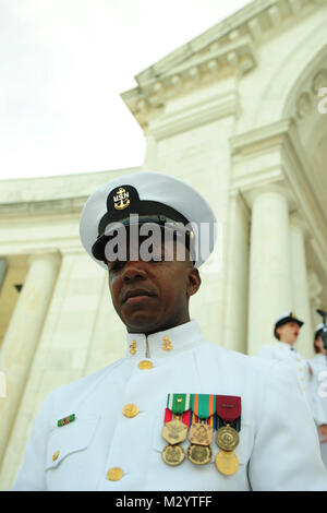 120727-N-HG258-003 Arlington, VA. (Luglio 27, 2012) Chief Musician Stacy Loggins, percussioni strumentista con gli Stati Uniti Navy cerimoniale di band si prepara per la commemorazione del 59e anniversario della Guerra di Corea armistizio al Cimitero Nazionale di Arlington, Anfiteatro Romano di Arlington, Virginia la cerimonia di commemorazione è seguita una ghirlanda-posa cerimonia presso la Tomba degli Ignoti reognizing i veterani della Guerra di Corea. La cerimonia è parte di tre anni commemorazione della guerra coreana che ha avuto inizio il 24 giugno 1950 e si è concluso il 27 luglio 1953, con la firma dell'armistizio. (U.S. Foto di Marina b Foto Stock
