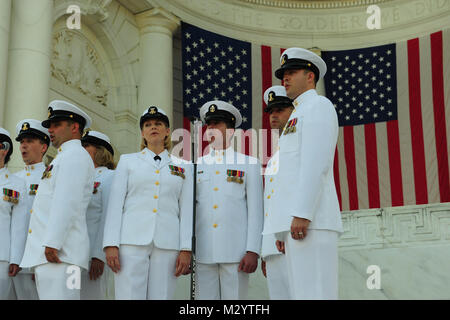 120727-N-HG258-011 Arlington, VA. (Luglio 27, 2012), il Sea Chanters chorus si prepara per la commemorazione del 59e anniversario della Guerra di Corea armistizio al Cimitero Nazionale di Arlington, Anfiteatro Romano di Arlington, Va.la cerimonia di commemorazione è seguita una ghirlanda-posa cerimonia presso la Tomba degli Ignoti reognizing i veterani della Guerra di Corea. La cerimonia è parte di tre anni commemorazione della guerra coreana che ha avuto inizio il 24 giugno 1950 e si è concluso il 27 luglio 1953, con la firma dell'armistizio. (U.S. Navy Foto di Chief Musician Stephen Hassay/RILASCIATO) 120727-N-HG258-011 da unire Foto Stock