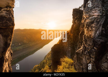 La vista dalle montagne di roccia arenaria dell'Elba (Svizzera Sassone) in Svizzera sassone Foto Stock