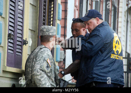 NEW ORLEANS - Louisiana National Guardsman Spc. Peter H. Breslin con il primo battaglione, campo 141reggimento di artiglieria, si prepara a eseguire il backup degli ufficiali da New Orleans il dipartimento di polizia nella ricerca di una casa che è stato rotto in, e il agosto 28, 2012. Soldati in tutta l'area metropolitana hanno preso misure di precauzione per proteggere la Comunità e i suoi cittadini in preparazione del meteo ha portato dall uragano Isacco. (U.S. Esercito foto di Spc. Tarell J. Bilbo, 241st Mobile degli affari pubblici Distacco/RILASCIATO) uragano Isacco 120828-A-SM895-004 dalla Louisiana National Guard Foto Stock