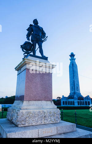 Inghilterra, Devon, Plymouth Plymouth Hoe, Statua di Sir Walter Raleigh Foto Stock