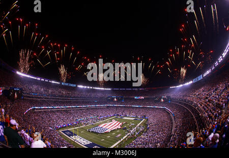 EAST RUTHERFORD, N.J. - Marines, marinai, Costa guardie, avieri e soldati spiegata una bandiera americana attraverso il campo durante un pre-cerimonia del gioco prima di New York Giants contro Dallas Cowboys gioco a MetLife Stadium, Sett. 5. Più di sessanta membri del servizio ha presentato la bandiera di grandi dimensioni come Queen Latifah cantato l inno nazionale.(STATI UNITI Marine Corps foto di Cpl. Caleb T. Gomez). 120905-M-DO926-027 da NYCMarines Foto Stock