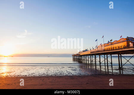 Inghilterra, Devon, Paignton Pier e spiaggia Foto Stock