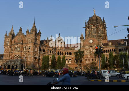 Mumbai stazione ferroviaria guardando bene da un altro lato del traffico. Foto Stock