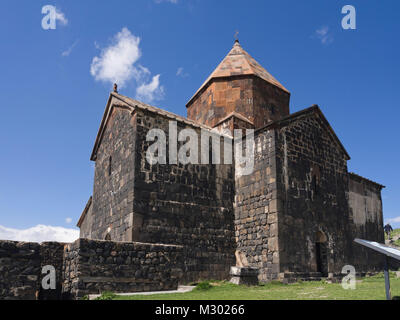 Monastero di Sevanavank su una penisola del lago Sevan in Armenia, un molto visitata attrazione turistica con storico e importanza religiosa Foto Stock