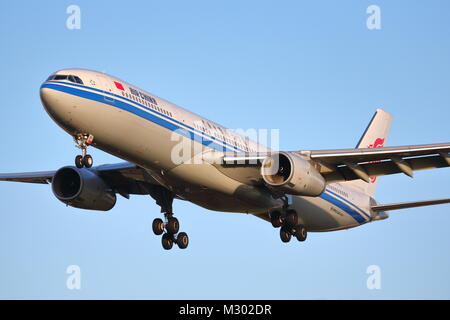 Air China Airbus A330 B-8383 l'atterraggio all'Aeroporto Heathrow di Londra, Regno Unito Foto Stock