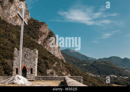 Il castello dell'Innominato Castello dell'Innominato in Somasca Vercurago tra i Promessi Sposi di Manzoni, storia e meravigliosi panorami sul lago di Com Foto Stock