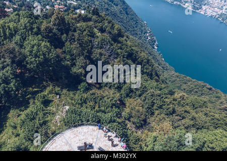 Alcuni popoli guardando il lago di como da la casa di luce . Lombardia. Italia Foto Stock