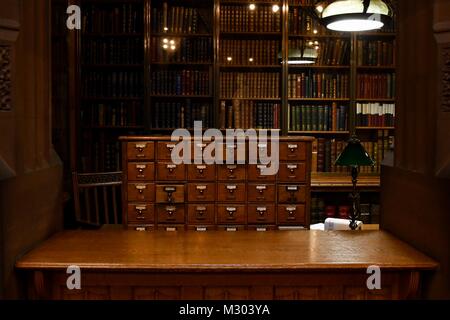 Catalogo e lampada da lettura sul tavolo di legno nella John Rylands Library di Manchester Foto Stock