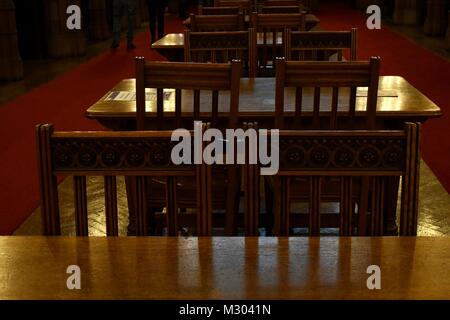 Fila di leggere le tabelle nella John Rylands Library di Manchester Foto Stock