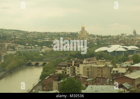 Vista panoramica sul palazzo presidenziale e il centro della città di Tbilisi. Foto Stock