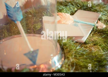 Decorazioni per matrimoni. Frecce di amore Foto Stock