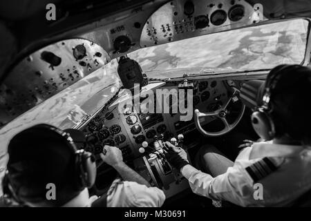 Compagnia aerea colombiano piloti volare un Douglas DC-3 aeromobili al di sopra di Los Llanos, vaste savane nel telecomando dipartimento di Guainía, Colombia. Foto Stock