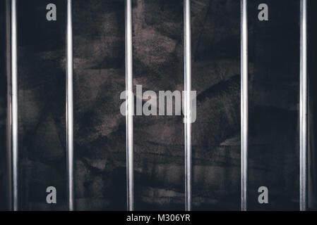 Barre di prigione, vuota prigione oscura cella come sfondo concettuale per il Crimine e punizione Foto Stock