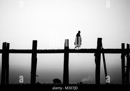 Monaco passeggiate su U-Bein Bridge, Mandalay, Myanmar Foto Stock