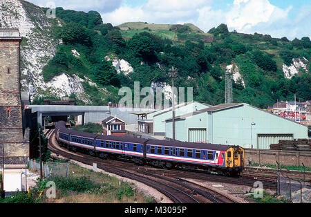 Una coppia di classe 411 4-CEP EMU guidato dal numero 1601 formano una rete sud-est service legata a Dover Western Docks a Hawkesbury Street Junction, Dover. Il 28 agosto 1993. Foto Stock