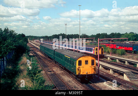 Classe 205 3H DEMU numero 205029 che aveva ridipinto in livrea verde lavora una rete sud-est service passando Tonbridge cantiere. 24 agosto 1993. Foto Stock