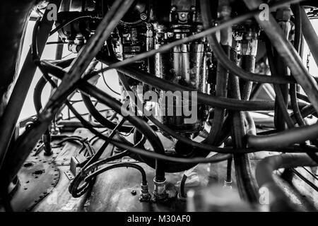 Le tubazioni carburante e i componenti idraulici sono visti all'interno di un motore di un Douglas DC-3 velivolo all'aeroporto di Villavicencio (Colombia). Foto Stock