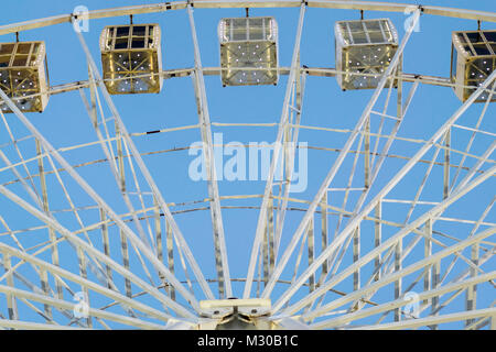 Cabine di una ruota panoramica Ferris contro uno sfondo di una serata cielo blu Foto Stock