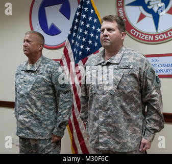 Il Mag. Jason Sklute, un residente di Blackstone, Va. e membro della 316supporto comando (Expeditionary) è segnato con il grado di tenente colonnello Da Brig. Gen. Bud R. Jameson Jr., un residente di Sherwood, Arca e il comandante generale del 316CES, in una cerimonia di promozione a Camp Arifjan, Kuwait, Ott 3. Il Mag. Jason Sklute è promosso al grado di tenente colonnello da 316ESC Foto Stock