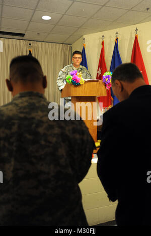 Il Mag. Gen. Manuel "Tony" Rodriguez e membri del partito ufficiale bow le loro teste durante l invocazione al 2012 eredità ispanica mese celebrazione su 11 ottobre, su Camp Mabry in Austin, Texas. La celebrazione ha lo scopo di riconoscere i contributi e le conquiste di ispanico americani nel Texas forze militari e nella nazione. Eredità ispanica 2012 da Texas Dipartimento Militare Foto Stock