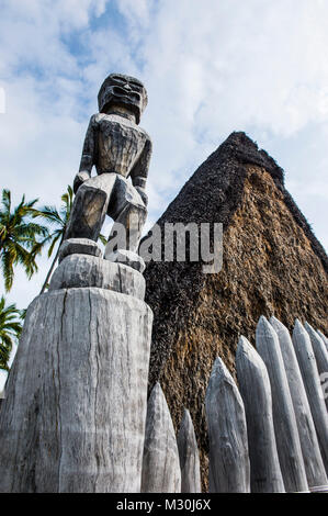 Statue in legno sul royal motivi in Puuhonua o Honaunau National Historical Park , Big Island delle Hawaii, Foto Stock