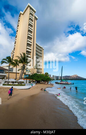 Alto hotel sulla spiaggia di Waikiki di Oahu, Hawaii Foto Stock