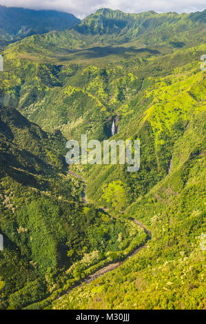 Antenna di una cascata all'interno di Kauai, Hawaii Foto Stock