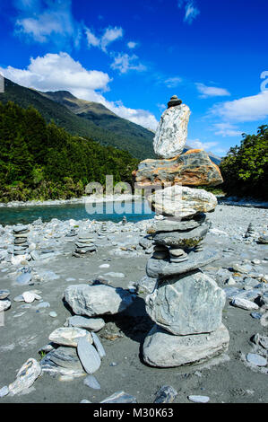 L'uomo ha fatto le piramidi di pietra al Blue Piscine, Haast Pass, Isola del Sud, Nuova Zelanda Foto Stock