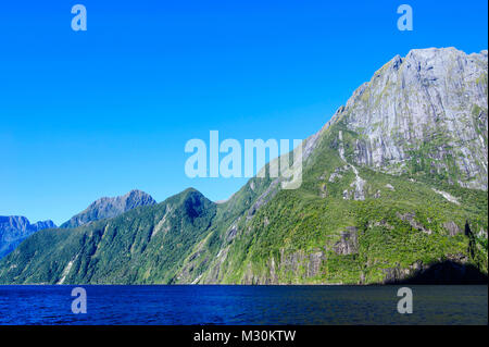 Le ripide scogliere di Milford Sound, Isola del Sud, Nuova Zelanda Foto Stock