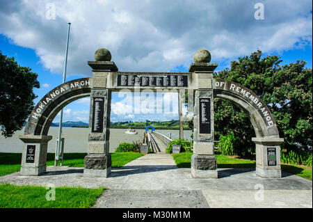 Hokianga arch davanti al molo in Kohukohu, Hokianga Harbour, la Westcoast Northland e North Island, Nuova Zelanda Foto Stock