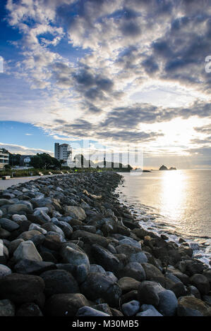 Drammatica moody cielo sopra la passeggiata sulla spiaggia di New Plymouth, Mount Taranaki, Isola del nord, Nuova Zelanda Foto Stock